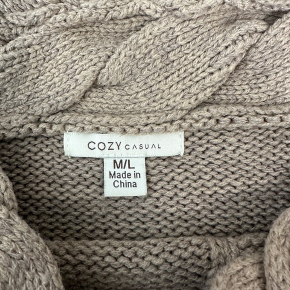 Brown sweater with plait design‎ on top around shoulders - Picture 7 of 8